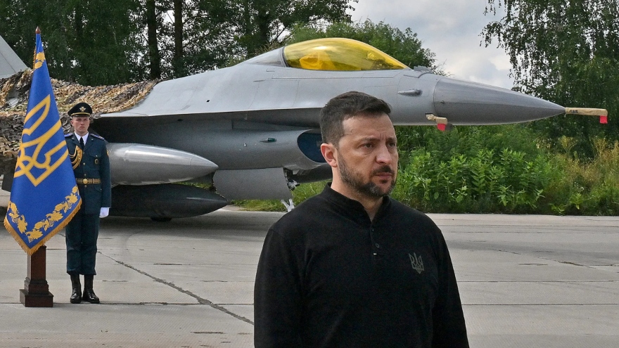 Tổng thống Ukraine cách chức tư lệnh không quân sau vụ rơi tiêm kích F-16